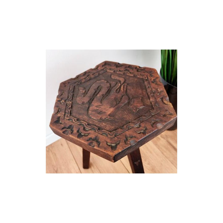 Tabouret en bois sculpté